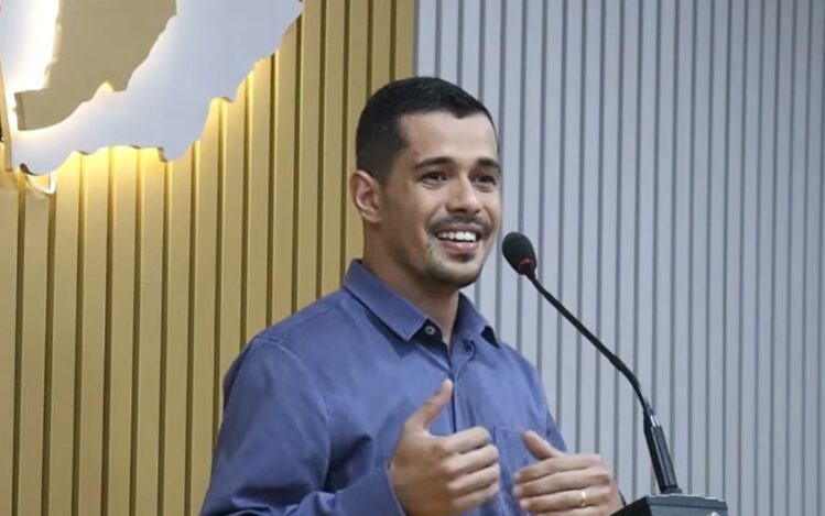 Gerente do Sicredi Agner fala na Câmara Municipal de Sena Madureira sobre o projeto Novo Olhar.