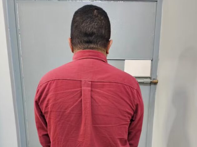 Pessoa sendo afastada de cargo público após investigação por importunação sexual contra adolescente em Rio Branco.