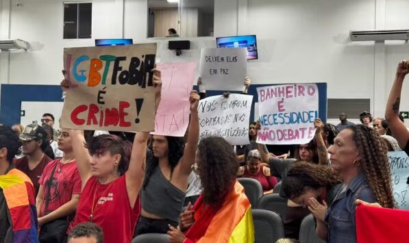 manifestação na Câmara de Campo Grande contra lei que proíbe mulheres trans em banheiros femininos.