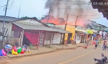incêndio destrói comércios no centro de Bujari no Acre.
