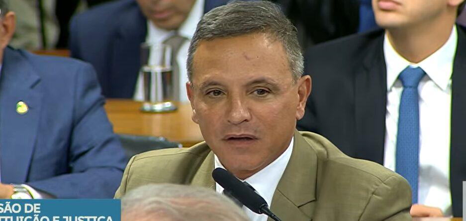 Senador Marcio Bittar corrigido após citar Caetano Veloso em sabatina da CCJ