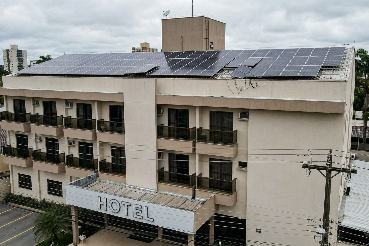 Justiça determina indenização a hotel por falhas em sistema de energia solar