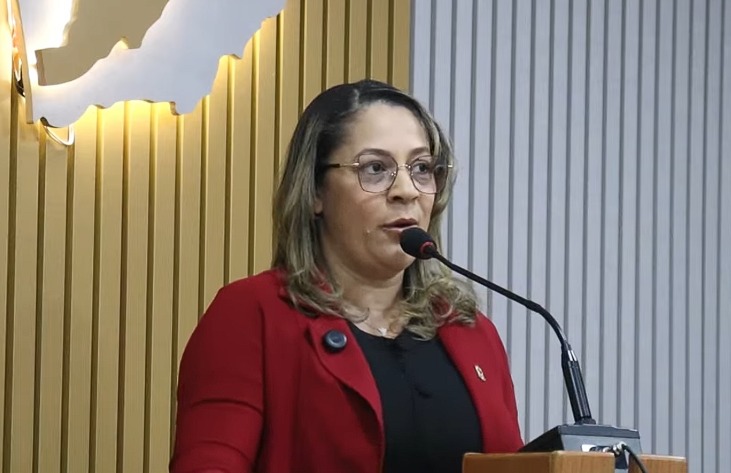 A vereadora Ivoneide Bernardino denunciou o abandono da quadra do Bosque e de espaços sintéticos em Sena Madureira. Confira o pedido de providências ao prefeito.