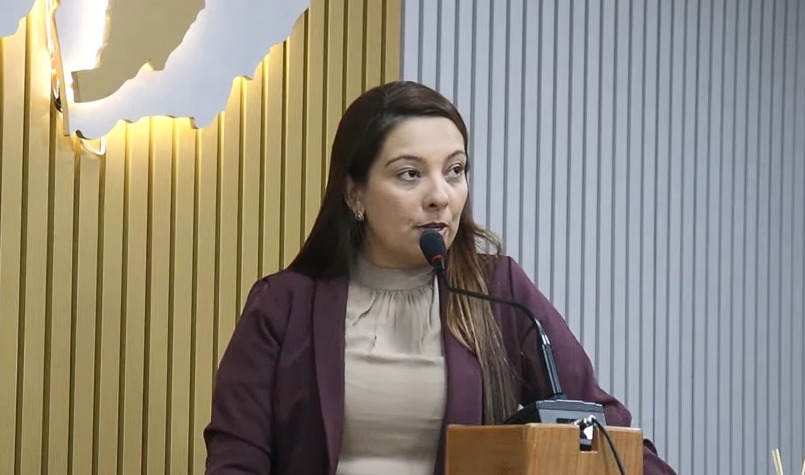 Vereadora Lays Maira discursa na Câmara de Sena Madureira sobre o piso dos professores.