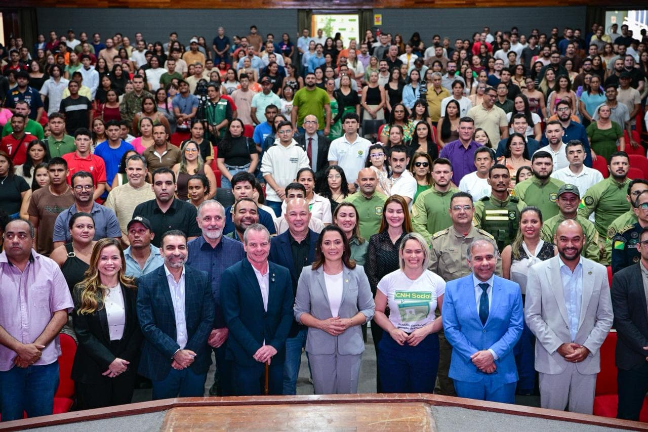 Estado entrega 803 CNHs, anuncia 5 mil novas vagas do CNH Social e empossa 21 servidores do Detran