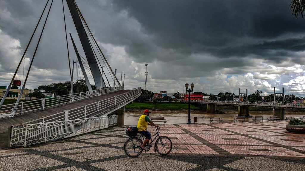 Nesta quarta-feira (29), o tempo deve seguir típico da região amazônica, com calor, sensação de abafamento e presença de sol entre nuvens