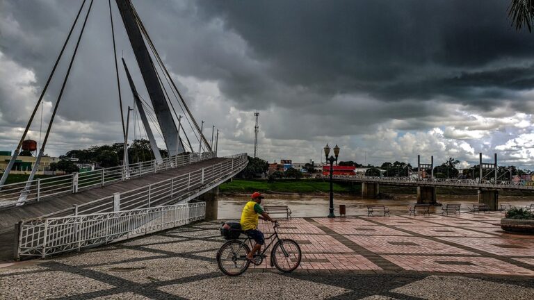 Nesta quarta-feira (29), o tempo deve seguir típico da região amazônica, com calor, sensação de abafamento e presença de sol entre nuvens