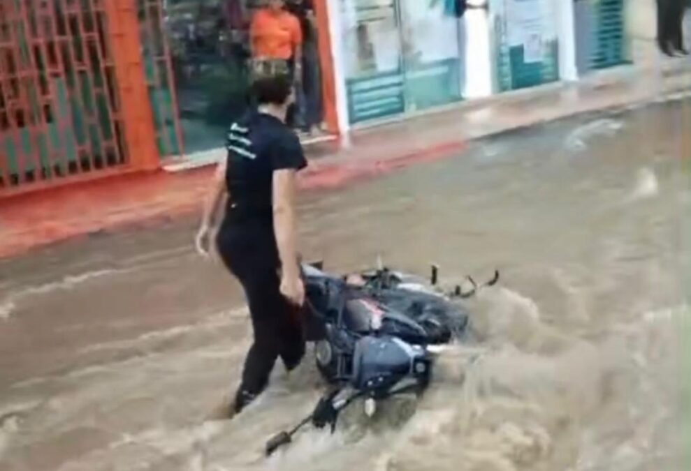 Forte chuva provoca alagamentos no centro de Cruzeiro do Sul e derruba motocicletas