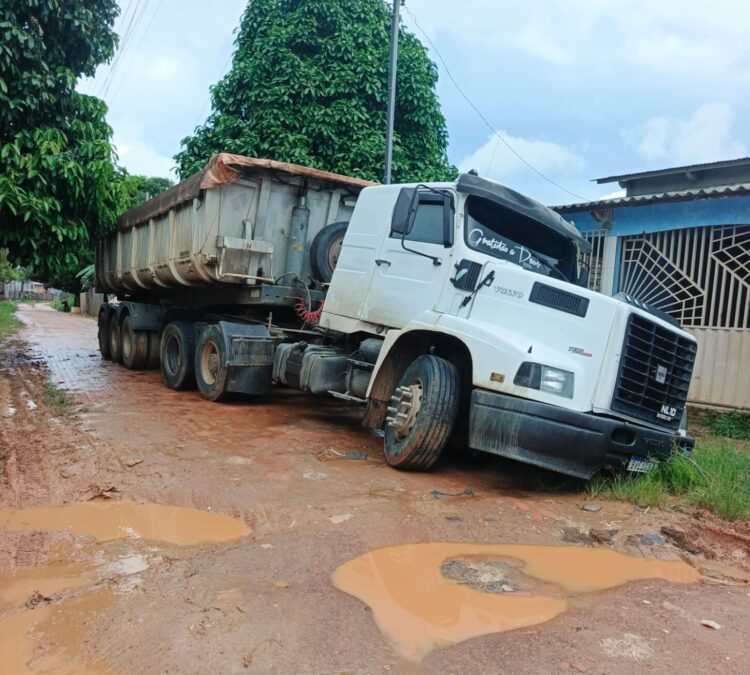 Caminhão cai em bueiro e fica atolado no bairro Vitória, em Sena Madureira
