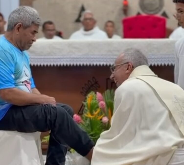 Frei Zezinho emociona ao lavar os pés de idoso em celebração da Quinta-feira Santa em Sena Madureira