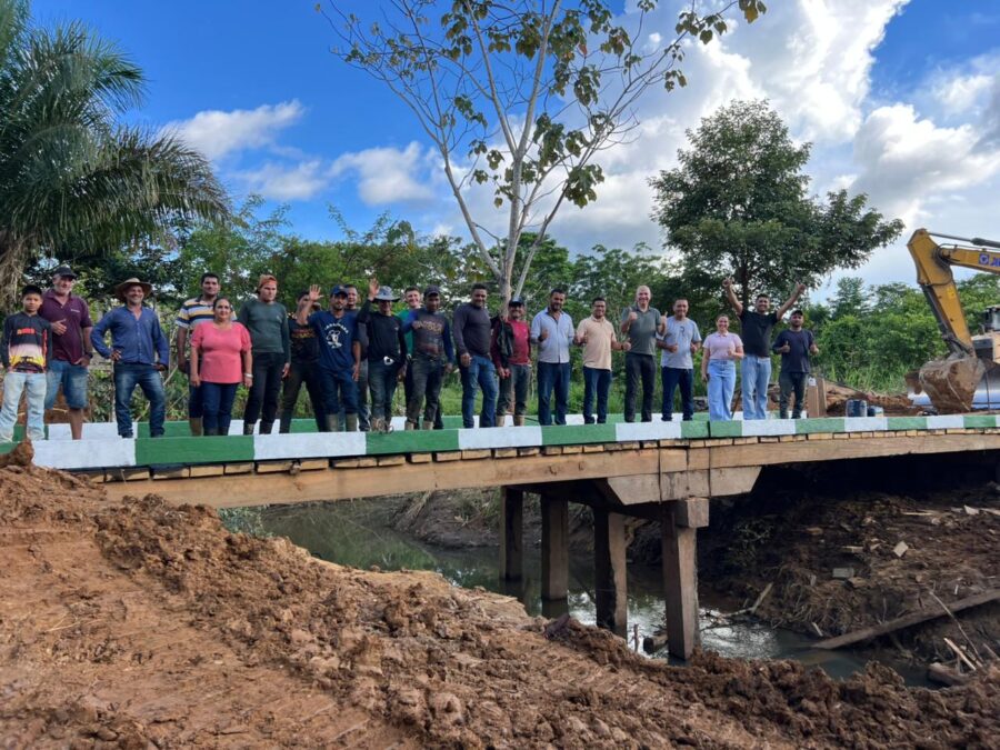 Prefeito Gerlen Diniz faz vistoria em ponte estaqueada construída no ramal do Faro, em Sena Madureira