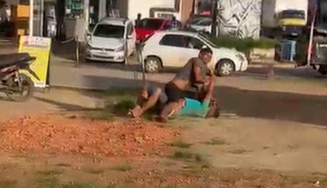 Homens são flagrados em cena de luta corporal em Brasileia