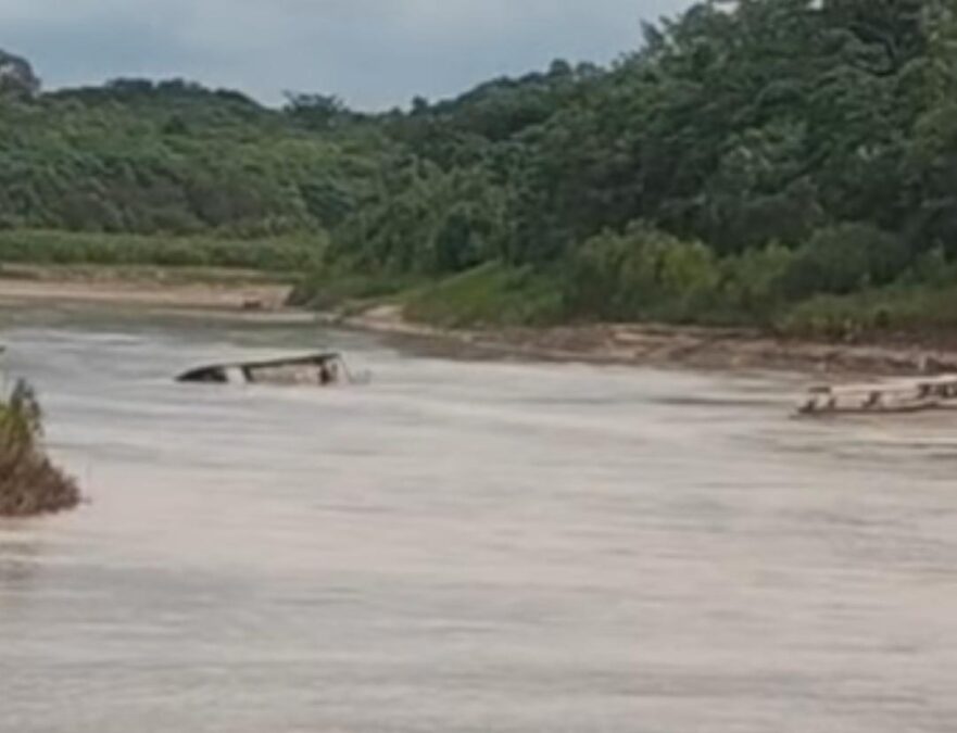 Barco naufraga no Rio Iaco nesta quinta-feira (16) em Sena Madureira