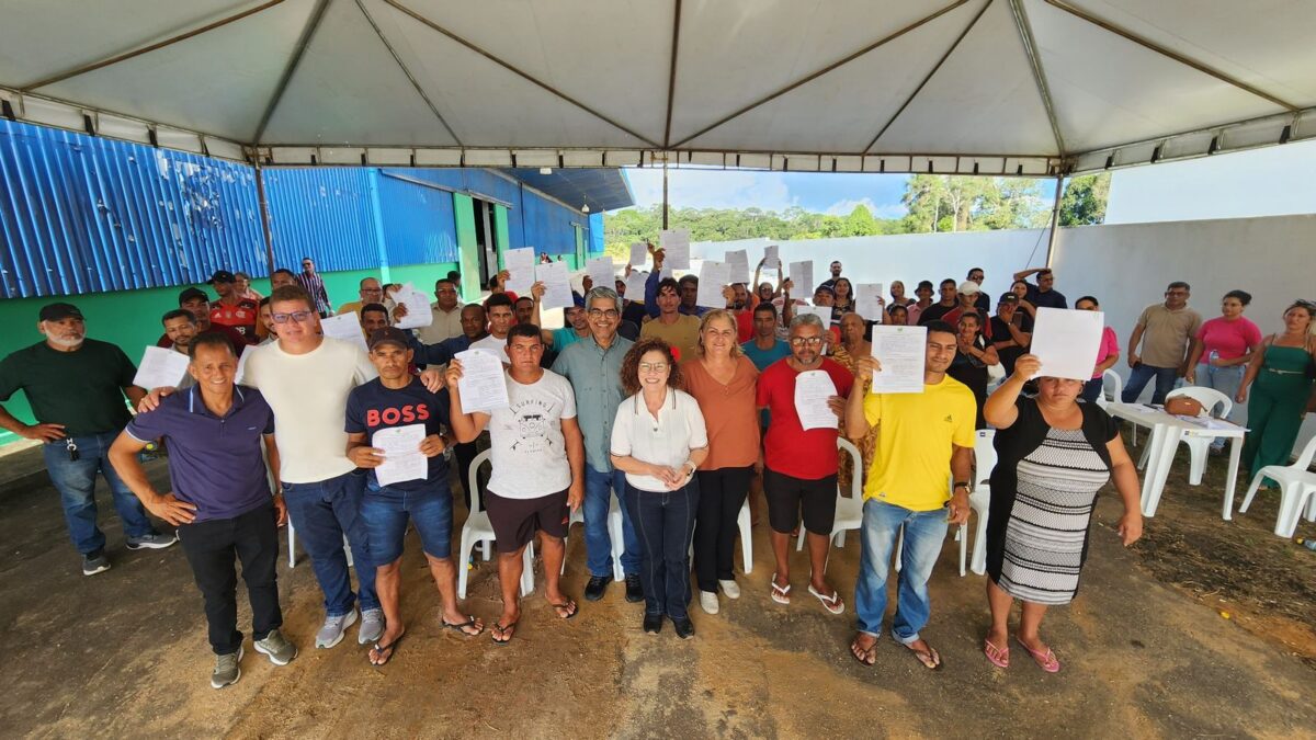 Perpétua entrega barcos e motores para ribeirinhos de 8 municípios do Acre