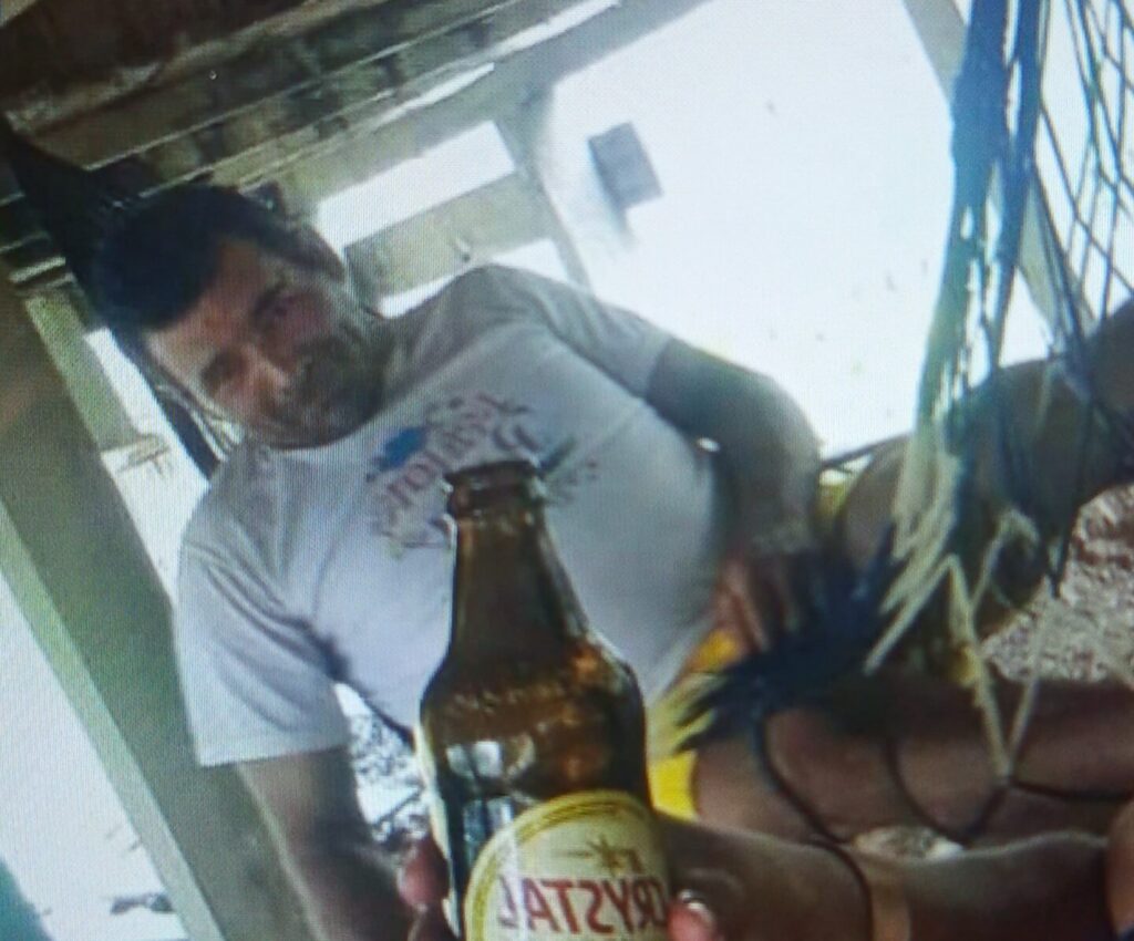 suspeito de homicídio fugindo por igarapé durante perseguição policial em Manoel Urbano.