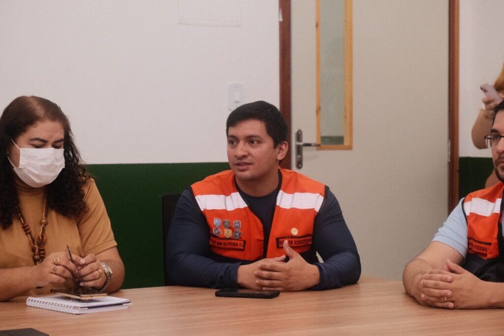 Reunião da SEASDH e Defesa Civil sobre cheias nos rios do Acre e ajuda ao Vale do Juruá.