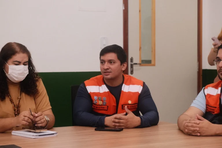 Reunião da SEASDH e Defesa Civil sobre cheias nos rios do Acre e ajuda ao Vale do Juruá.