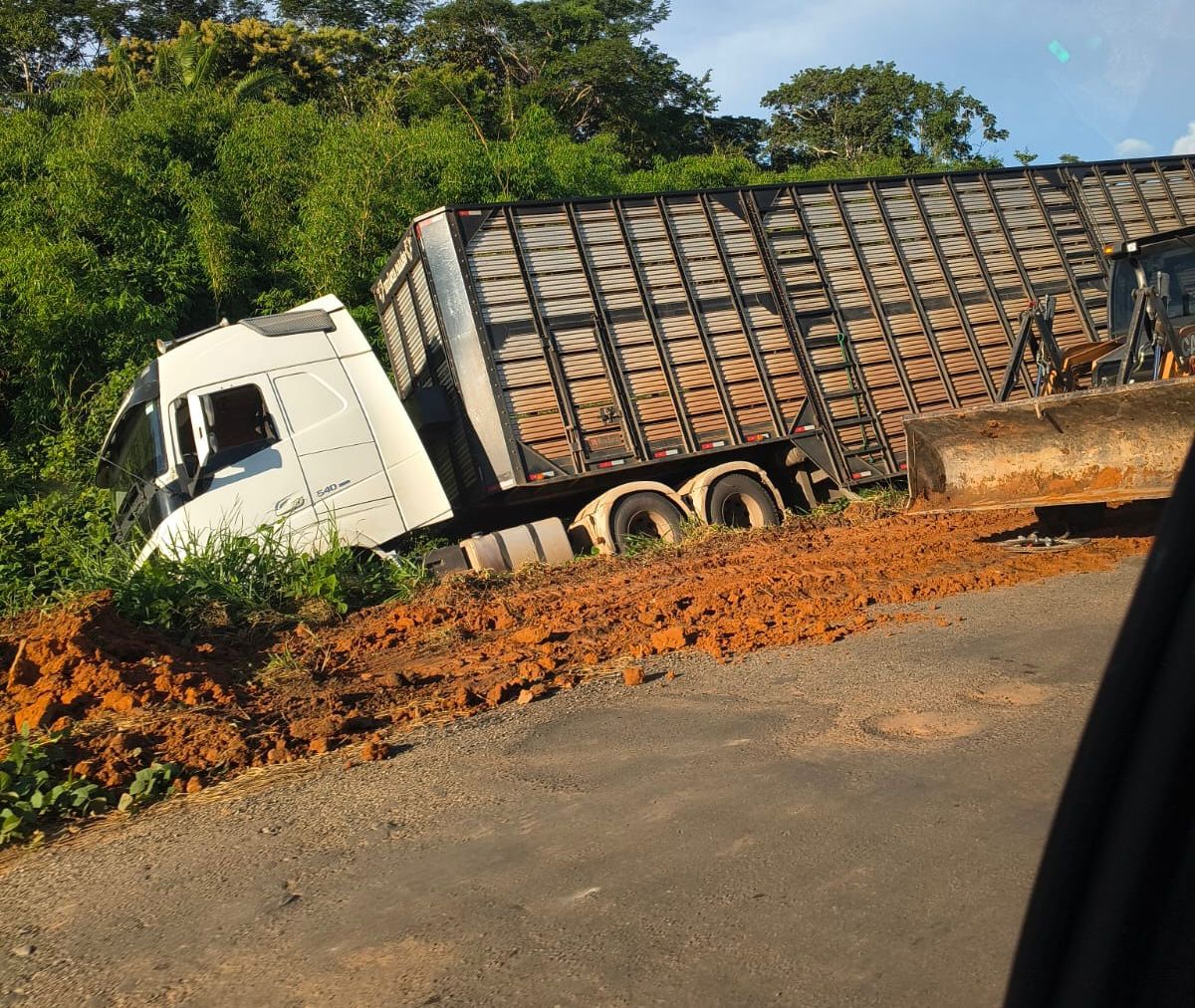Carreta sai da pista na BR-364 entre Sena Madureira e Manoel Urbano, e motorista sai ileso