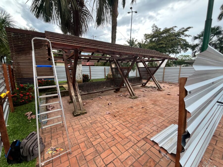 Parada climatizada para taxistas começa a ser construída em Sena Madureira