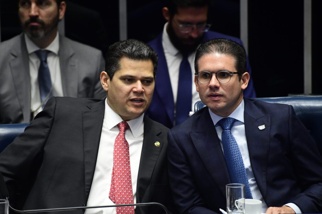 políticos mais mal avaliados Brasil pesquisa Alcolumbre Hugo Motta