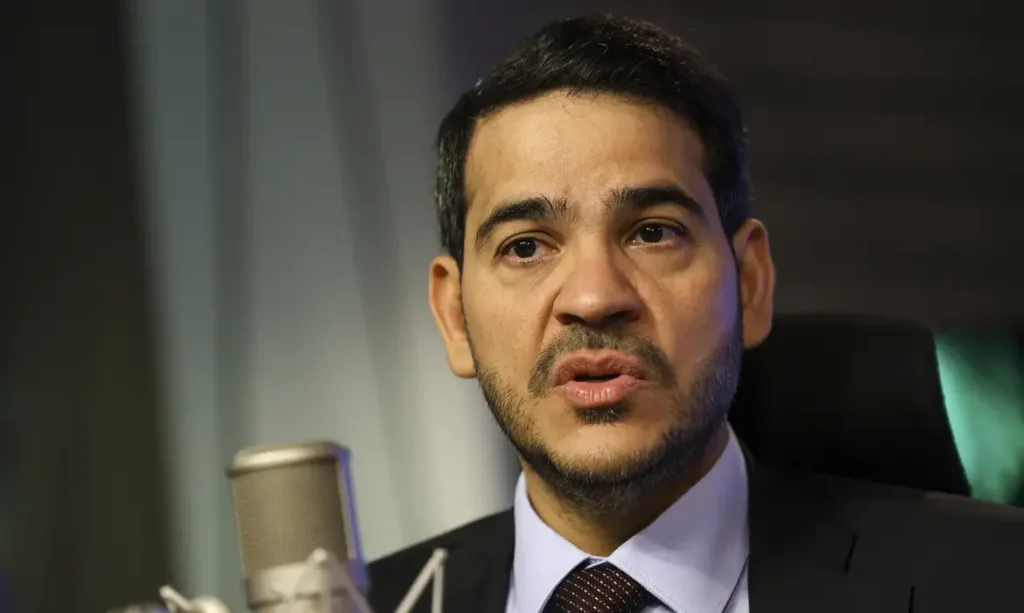 Jorge Messias, durante evento oficial em Brasília, em registro fotográfico com fundo institucional e expressão séria, relacionado à indicação ao STF