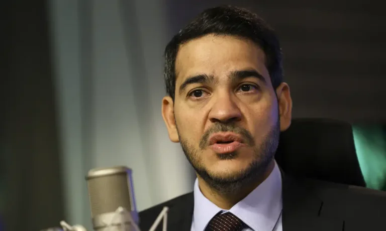 Jorge Messias, durante evento oficial em Brasília, em registro fotográfico com fundo institucional e expressão séria, relacionado à indicação ao STF