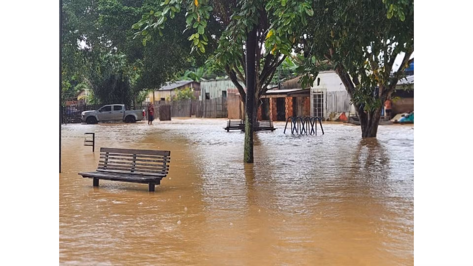 Chuva intensa alaga bairros de Rio Branco, gera protesto e mobiliza gabinete de crise