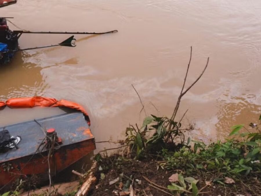 Coleta de água após derramamento de óleo no Acre expõe risco e levanta alerta em comunidades