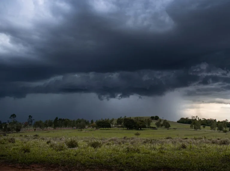 Céu nublado com pancadas de chuva no Acre durante dia quente e abafado.