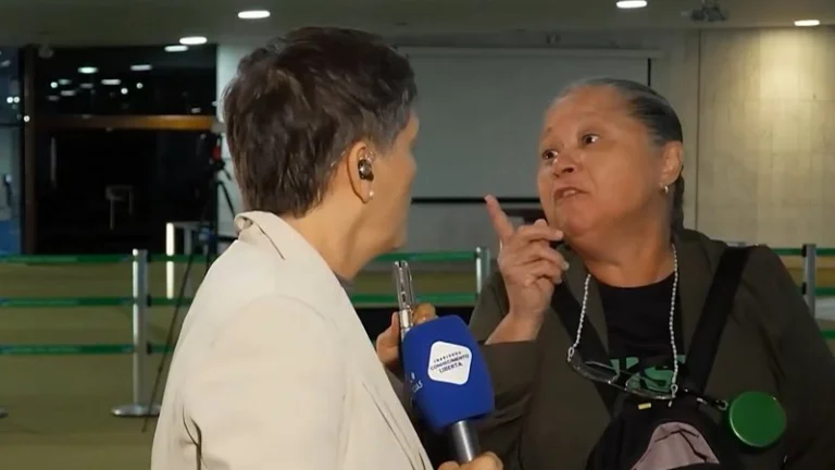 Jornalista sendo interrompida durante transmissão ao vivo no Congresso Nacional em Brasília.