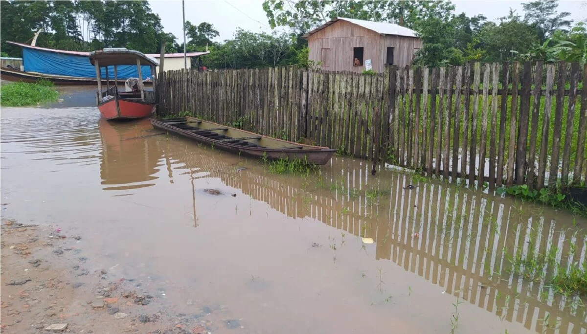 Rio Envira ultrapassa cota de transbordamento e deixa cerca de 500 pessoas isoladas em Feijó