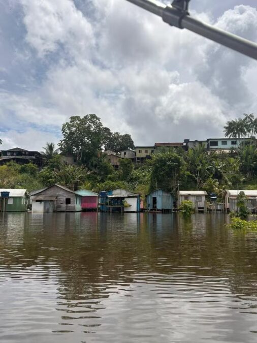 Rio Juruá sobe e desabrigados aumentam em Cruzeiro do Sul