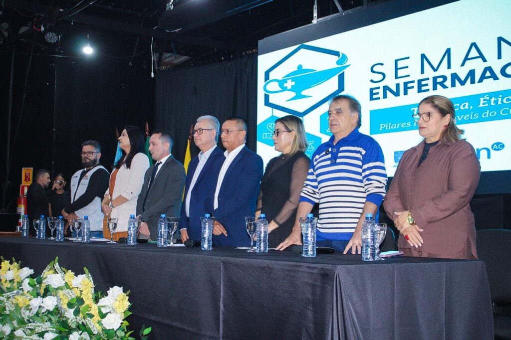 Profissionais da enfermagem durante abertura da Semana da Enfermagem 2026 em Rio Branco.