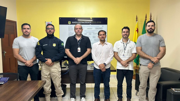 Equipe da PRF participa de reunião sobre novas tecnologias do Sistema Alerta Brasil para reforço da segurança nas rodovias do Acre.