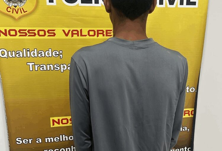 Policiais durante prisão de suspeito de homicídio em evento do Carnavassis 2026.