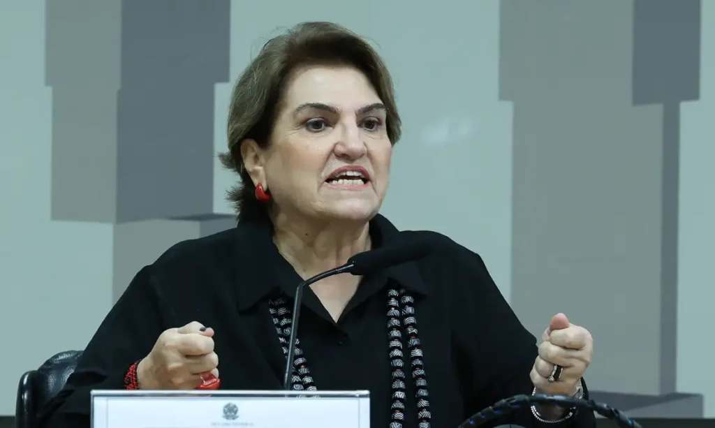 Ministra das Mulheres falando sobre jornada de trabalho e direitos das mulheres em evento oficial.