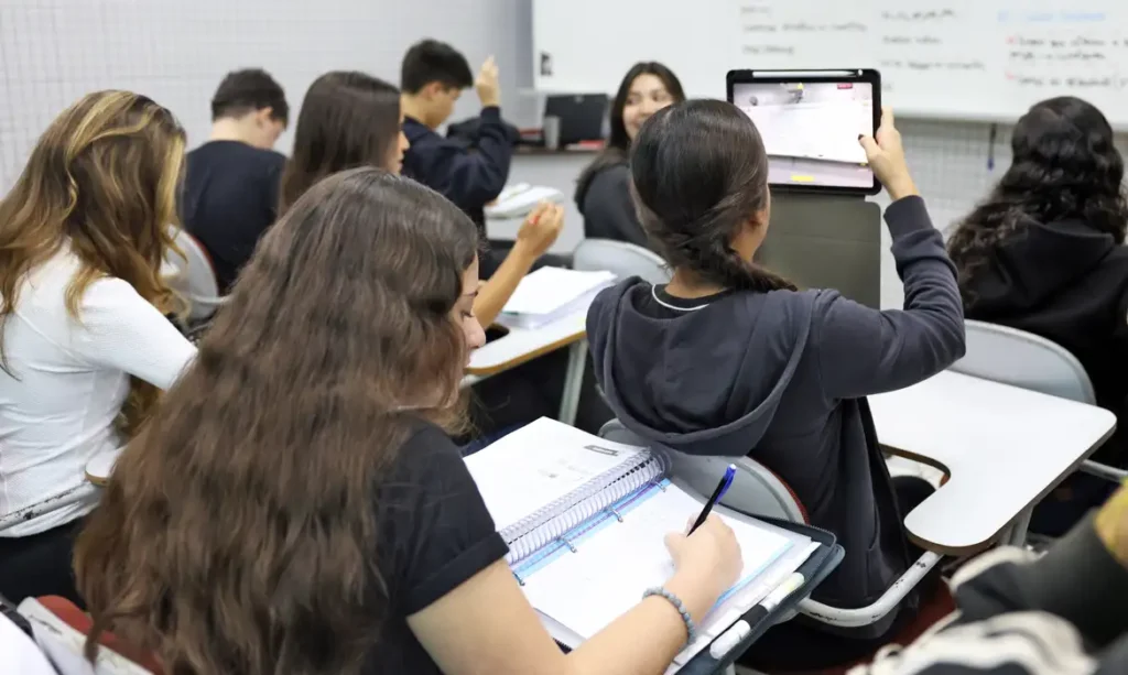 O governo federal iniciou o Desenrola Fies, programa que permite renegociação de dívidas estudantis com descontos que podem chegar a 99% do valor devido.