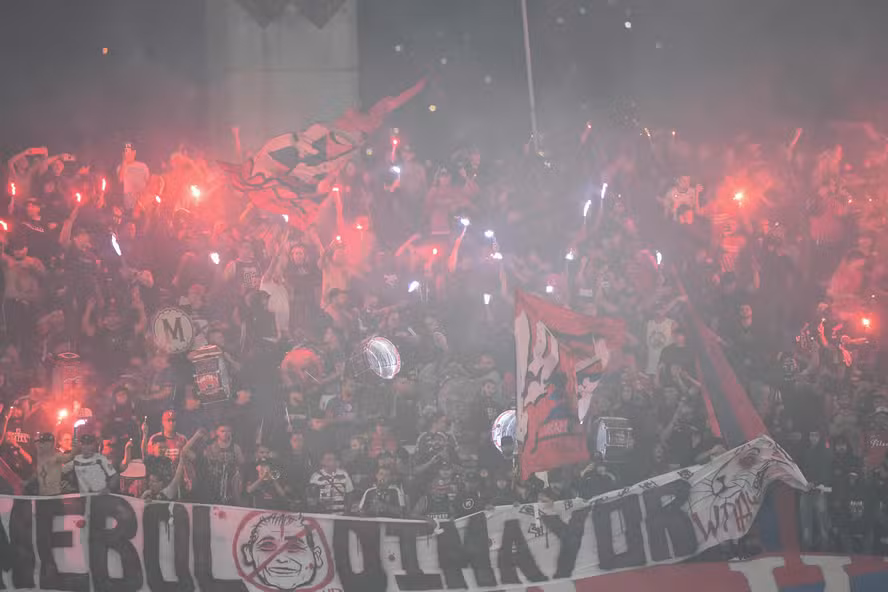 Prisões após cancelamento de jogo entre Flamengo e Independiente Medellín pela Libertadores.
