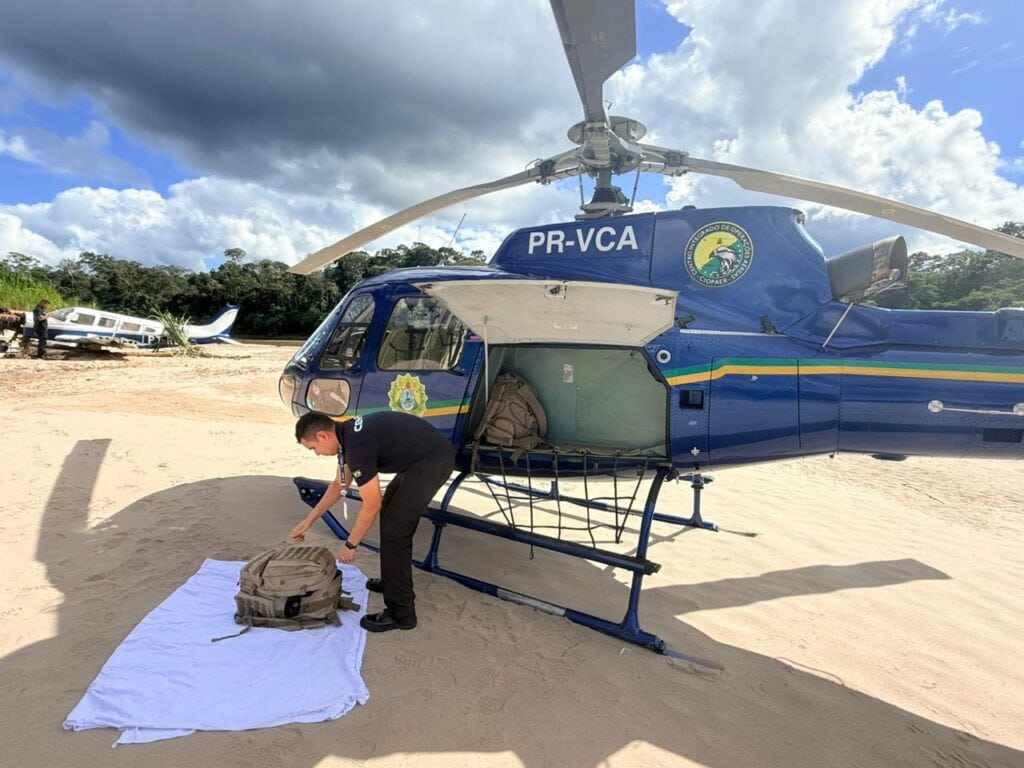Helicóptero e aviões do Ciopaer durante operações aéreas de segurança e resgate no Acre.