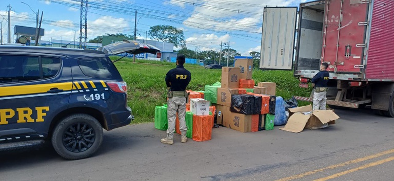 PRF apreende cigarros folhas de coca e eletrônicos na BR-317 Acre