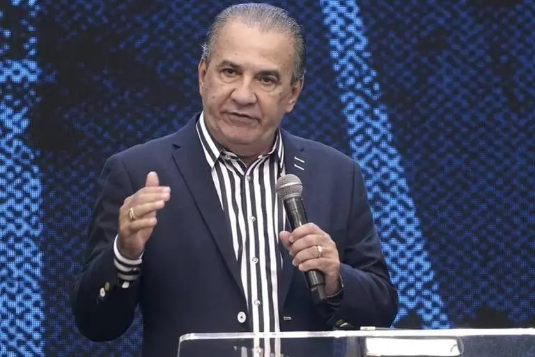 Pastor Silas Malafaia durante culto fazendo declarações políticas.