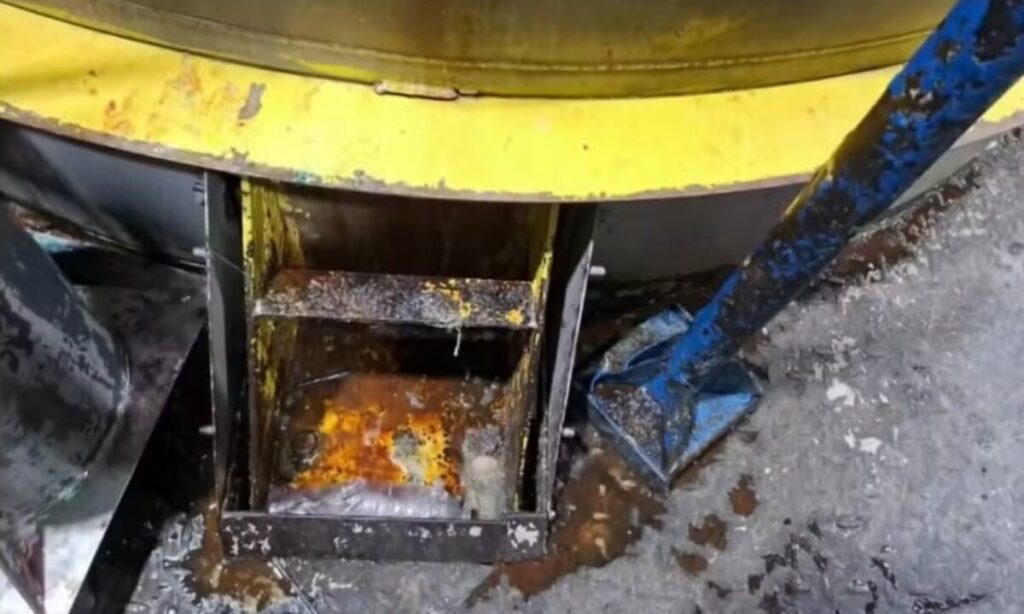 quipamentos industriais com sinais de corrosão em fábrica da Ypê durante inspeção sanitária.