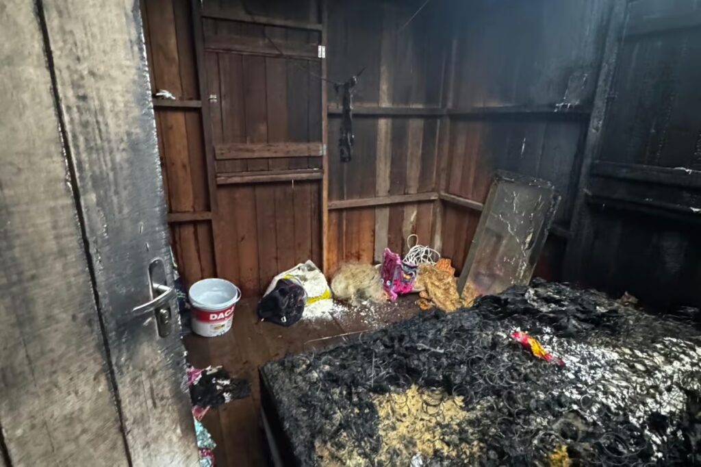 Incêndio residencial em Cruzeiro do Sul.