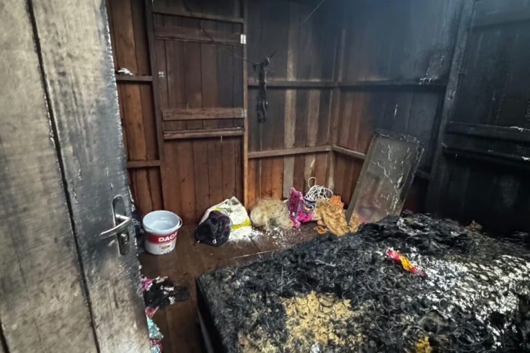 Incêndio residencial em Cruzeiro do Sul.