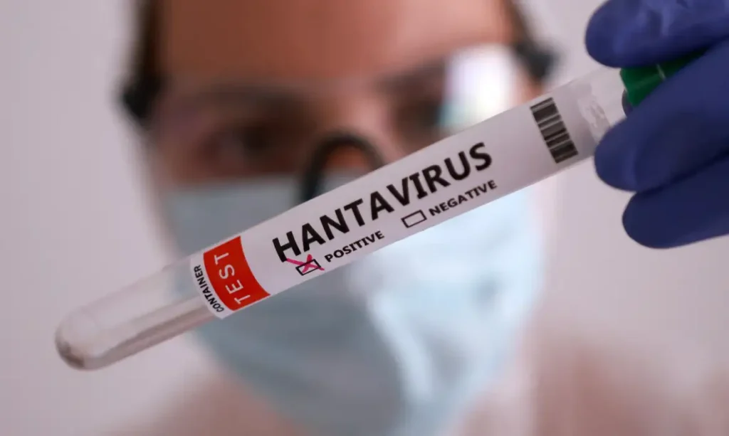 Surto de hantavírus entre passageiros.
