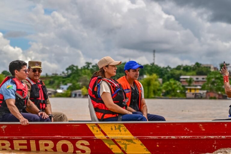 Governadora Mailza vistoria áreas alagadas e visita abrigo indígena em Cruzeiro do Sul