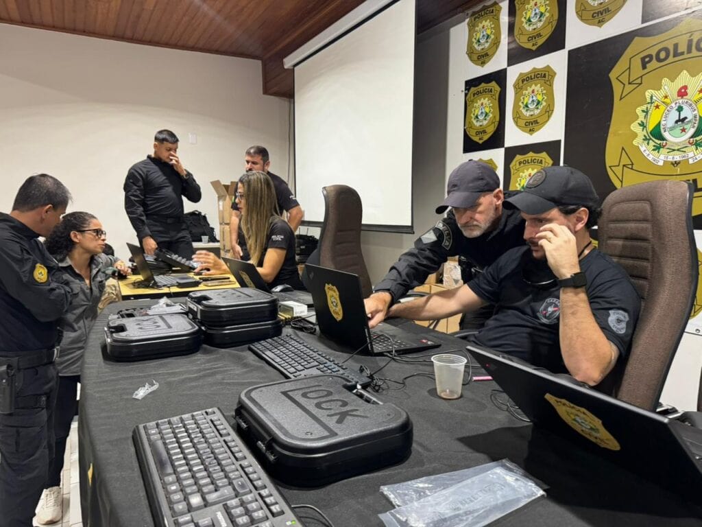 Polícia Civil entrega mais de 100 pistolas Glock para investigadores da Deam e Deic no Acre