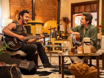 crossover-na-globo:-joao-raul-invade-programa-de-daniel-e-mistura-novela-com-musica