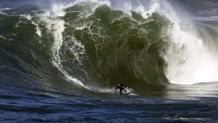 Surfistas da elite das “ondas gigantes” se reúnem em Itacoatiara, em Niterói
