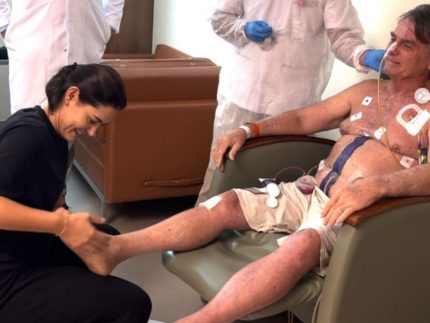 michelle-desabafa-sobre-rotina-de-cuidados-com-jair-bolsonaro-apos-cirurgia:-“me-sinto-util”